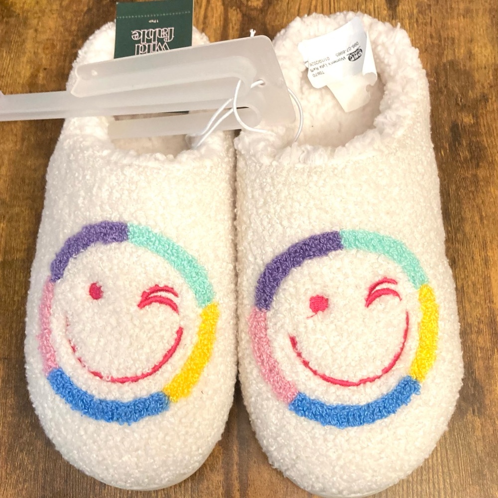 Women's Shona Smiley Scuff Slippers - Wild Fable Ivory 
Size Medium (7-8) New